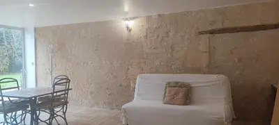 Coin salon dans l'établissement Gîte cosy, sur jardin, terrasse privée, parking au calme en rdc
