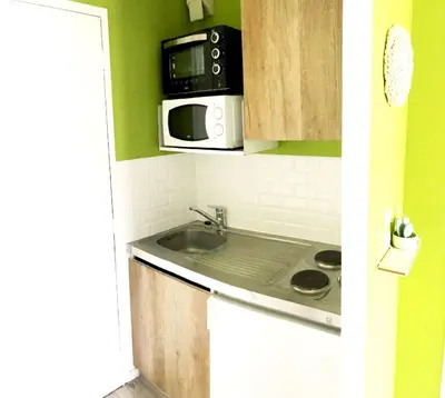Cuisine ou kitchenette dans l'établissement Futurostudio - Appart Hôtel Futuroscope - Poitiers