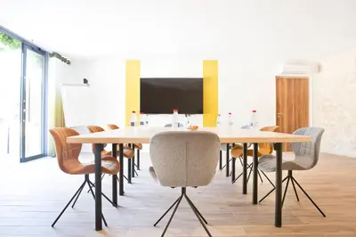Télévision ou salle de divertissement dans l'établissement Hotel Le Saint Gelais