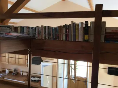 Bibliothèque dans la maison de vacances