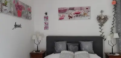 Un ou plusieurs lits dans un hébergement de l'établissement Chambre d'Hôtes Les Orchidées FUTUROSCOPE CHASSENEUIL POITIERS