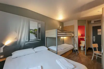Un ou plusieurs lits dans un hébergement de l'établissement B&B HOTEL Poitiers 1 Futuroscope