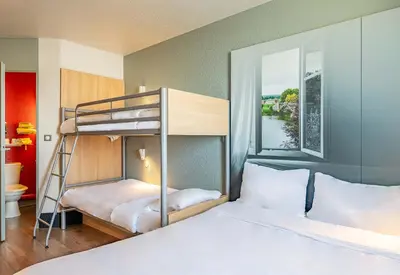 Un ou plusieurs lits dans un hébergement de l'établissement B&B HOTEL Poitiers 1 Futuroscope