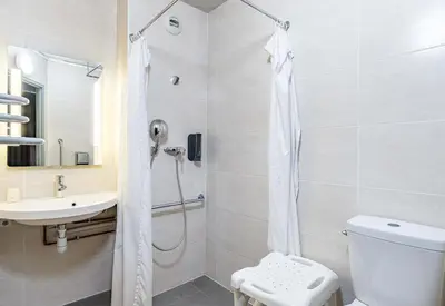 Salle de bains dans l'établissement B&B HOTEL Poitiers 1 Futuroscope