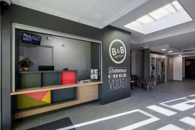 Télévision ou salle de divertissement dans l'établissement B&B HOTEL Poitiers 1 Futuroscope