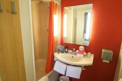 Salle de bains dans l'établissement Kyriad Direct Poitiers - Gare du Futuroscope