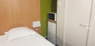 Un ou plusieurs lits dans un hébergement de l'établissement Kyriad Direct Poitiers - Gare du Futuroscope