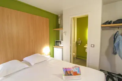 Un ou plusieurs lits dans un hébergement de l'établissement Kyriad Direct Poitiers - Gare du Futuroscope