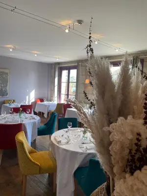 Coin salon dans l'établissement Logis hotels Les Glycines