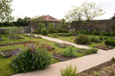 Jardin de l'établissement Gîtes la Bréjolière