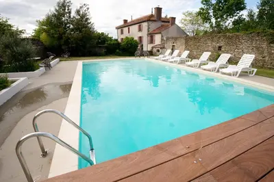 Piscine de l'établissement Gîtes la Bréjolière ou située à proximité
