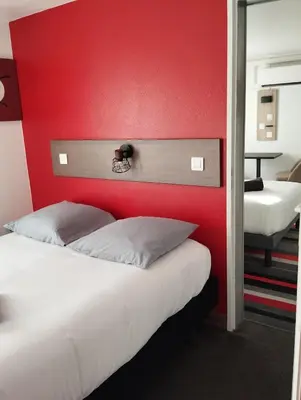 Un ou plusieurs lits dans un hébergement de l'établissement Kyriad Direct Saintes