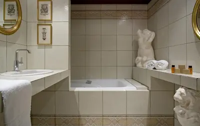 Salle de bains dans l'établissement Relais du Bois Saint Georges - Hôtel de Charme