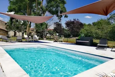Piscine de l'établissement Holiday Home in Saint-Jean near Loire Castles ou située à proximité