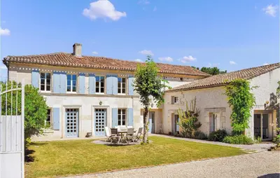 Jardin de l'établissement 4 Bedroom Amazing Home In Champmillon
