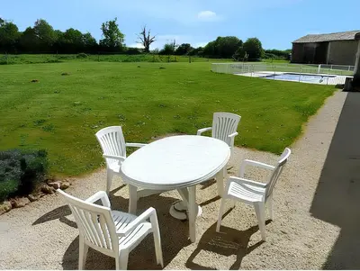 Jardin de l'établissement Maison de charme avec piscine et jardin à Saint-Vincent-la-Châtre