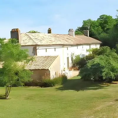 Maison de charme avec piscine et jardin à Saint-Vincent-la-Châtre