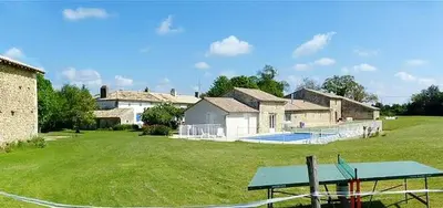 Piscine de l'établissement Maison charmante à Saint-Vincent-la-Châtre avec piscine partagée ou située à proximité