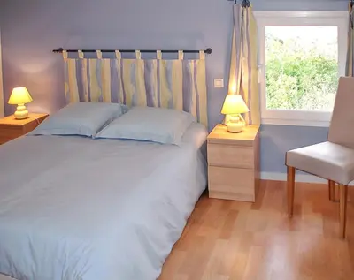 Un ou plusieurs lits dans un hébergement de l'établissement Maison charmante à Saint-Vincent-la-Châtre avec piscine partagée
