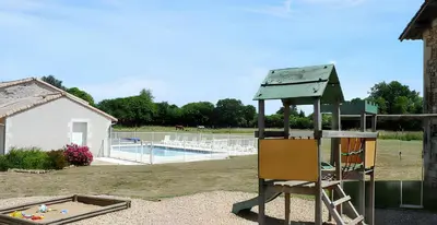 Piscine de l'établissement Maison charmante à Saint-Vincent-la-Châtre avec piscine partagée ou située à proximité