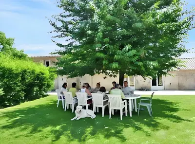 Clients de l'établissement Maison charmante à Saint-Vincent-la-Châtre avec piscine partagée