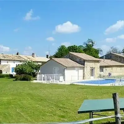 Maison charmante à Saint-Vincent-la-Châtre avec piscine partagée