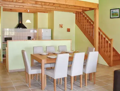 Plan de l'établissement Maison spacieuse avec piscine partagée à Saint-Vincent-la-Châtre.