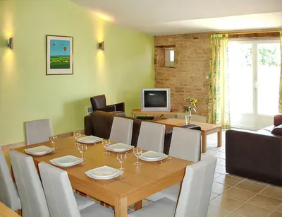 Télévision ou salle de divertissement dans l'établissement Maison spacieuse avec piscine partagée à Saint-Vincent-la-Châtre.