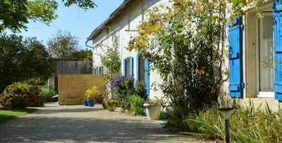 Jardin de l'établissement Maison de charme à Saint-Vincent-la-Châtre avec piscine partagée
