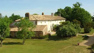 Jardin de l'établissement Maison de charme à Saint-Vincent-la-Châtre avec piscine partagée