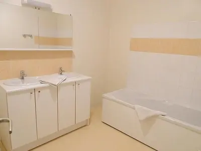 Salle de bains dans l'établissement Maison de charme à Saint-Vincent-la-Châtre avec piscine partagée