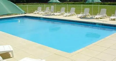 Piscine de l'établissement Maison de charme à Saint-Vincent-la-Châtre avec piscine partagée ou située à proximité