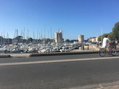 Vélo sur le terrain de l'établissement Le Vieux Château de Saint Martin-Lars ou dans les environs