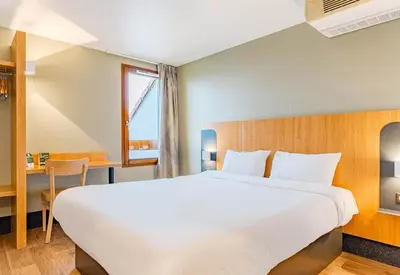 Un ou plusieurs lits dans un hébergement de l'établissement B&B HOTEL Poitiers 3 Futuroscope
