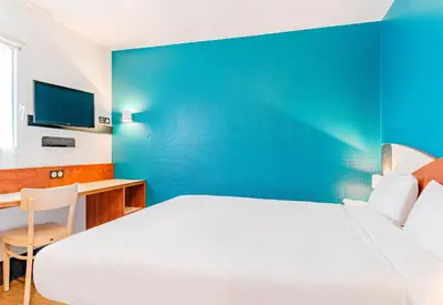 Un ou plusieurs lits dans un hébergement de l'établissement B&B HOTEL Poitiers 3 Futuroscope