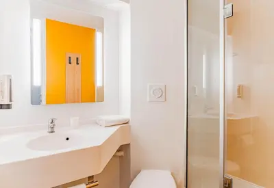 Salle de bains dans l'établissement B&B HOTEL Poitiers 3 Futuroscope