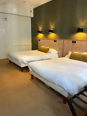 Un ou plusieurs lits dans un hébergement de l'établissement Hôtel Henri IV