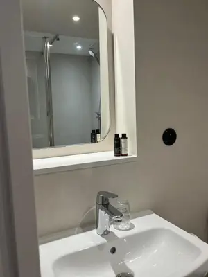 Salle de bains dans l'établissement Hôtel Henri IV