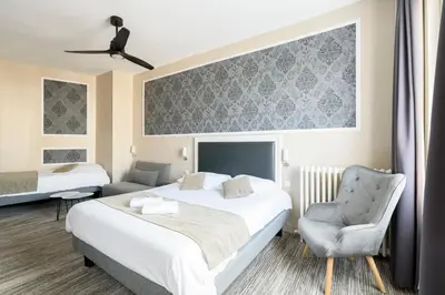 Un ou plusieurs lits dans un hébergement de l'établissement Cit' Hotel de France
