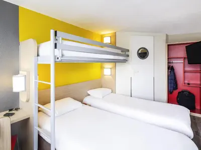 Un ou plusieurs lits dans un hébergement de l'établissement greet hôtel Angoulême