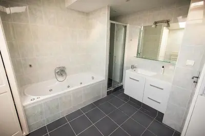 Salle de bains dans l'établissement Logis du paradis