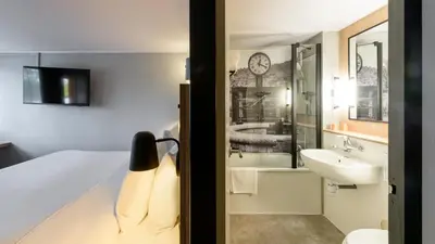 Salle de bains dans l'établissement Campanile NATURE - Niort Est La Crèche