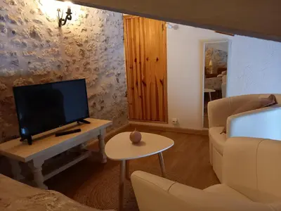 Télévision ou salle de divertissement dans l'établissement La charentaise ch d'hôtes ,Studio