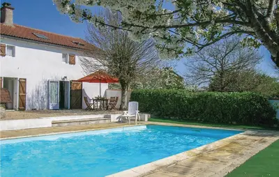 Piscine de l'établissement Stunning Home In L'hermenault ou située à proximité