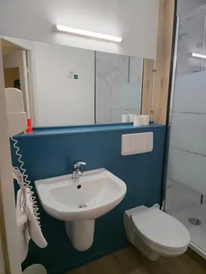 Salle de bains dans l'établissement Logis Hôtel Come Inn