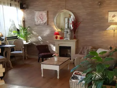 Coin salon dans l'établissement Logis Hôtel Come Inn