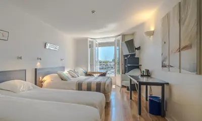 Télévision ou salle de divertissement dans l'établissement Hotel La Marine, Vieux Port