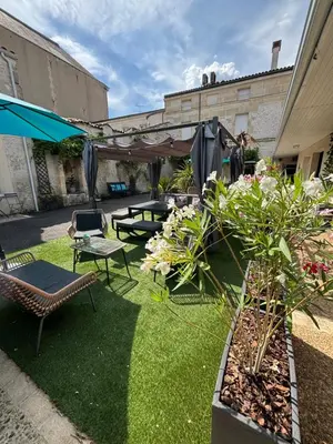 Jardin de l'établissement Cit'Hotel Le Cheval Blanc, Cognac Centre
