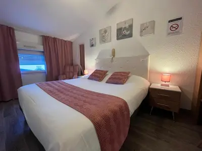 Un ou plusieurs lits dans un hébergement de l'établissement Cit'Hotel Le Cheval Blanc, Cognac Centre