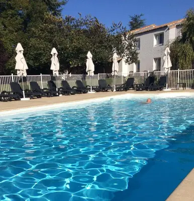 Piscine de l'établissement Logis LE RABELAIS Hôtel- Restaurant - SPA ou située à proximité